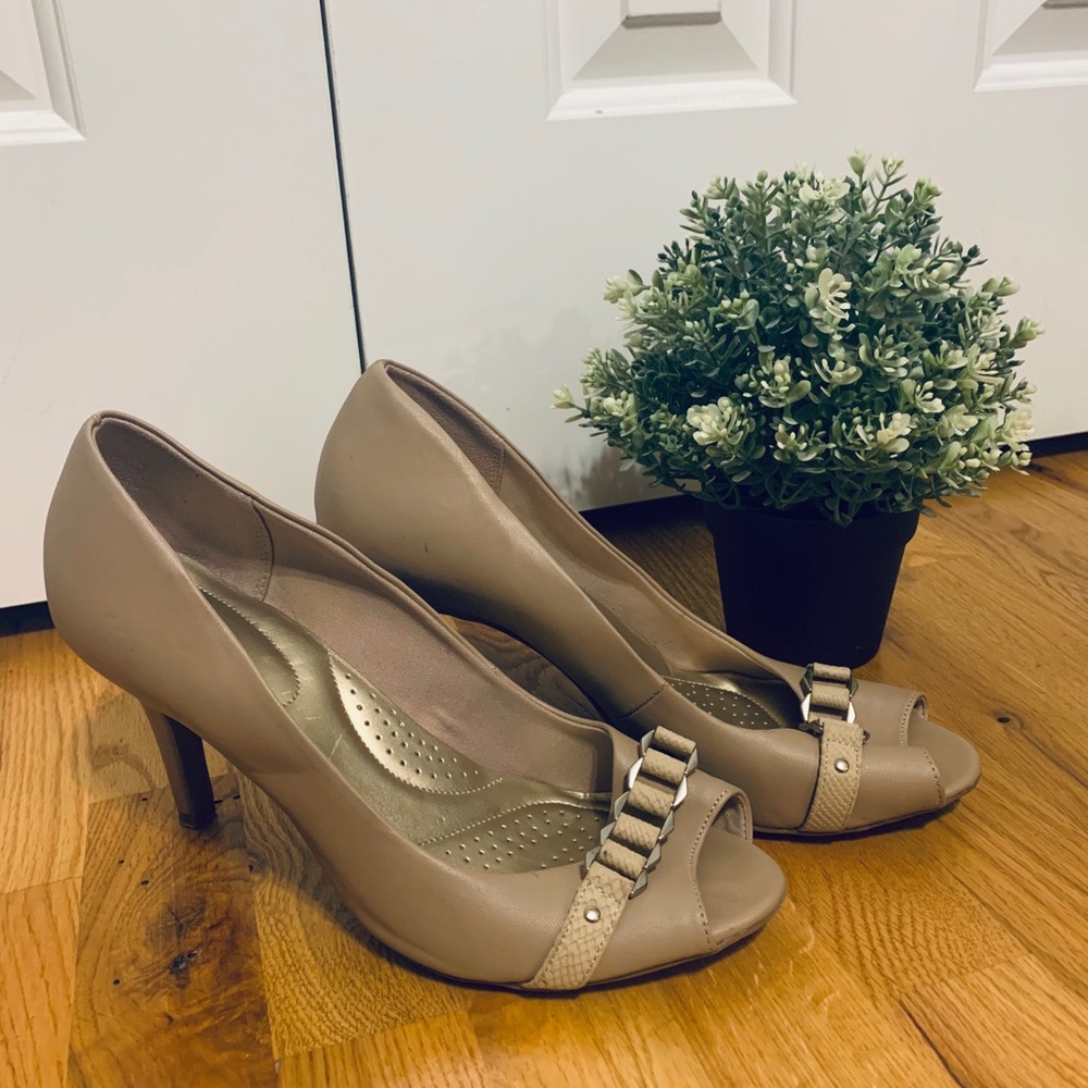 Wide width nude heels